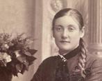 1880 CDV kartonfoto dame lang haar vlecht Victorian mode, Ophalen of Verzenden, Voor 1920, Ongelopen, Overige thema's