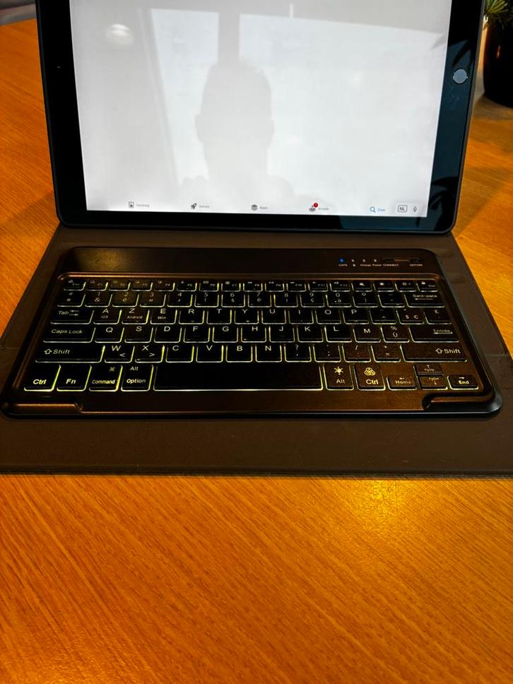 Te koop AZERTY magn toetsenbord voor bijv IPad, Computers en Software, Toetsenborden, Zo goed als nieuw, Azerty, Draadloos, Ophalen of Verzenden