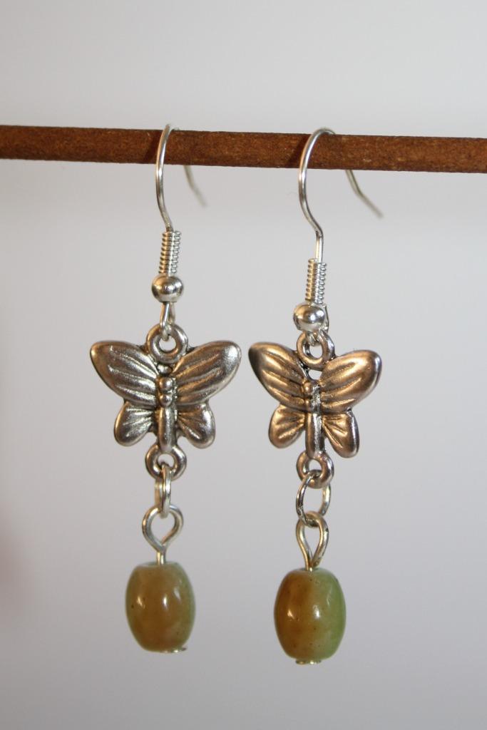 Oorbellen met vlinder tussenzetsels en bruin/groene kralen, Sieraden, Tassen en Uiterlijk, Oorbellen, Nieuw, Hangers, Overige materialen