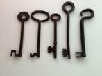 5 prachtige antieke sleutels bodemvondst, Antiek en Kunst, Antiek | Gereedschap en Instrumenten, Ophalen of Verzenden
