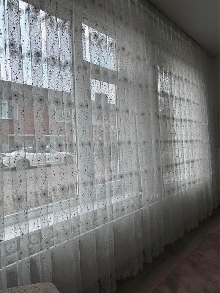 Mooie witte gordijn met motief, Huis en Inrichting, Stoffering | Gordijnen en Lamellen, Zo goed als nieuw, 200 cm of meer, Ophalen