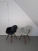 Vitra Eames Plastic Armchair look a like. 1 zwart. 1 grijs, Huis en Inrichting, Stoelen, Ophalen, Zo goed als nieuw, Zwart, Eén