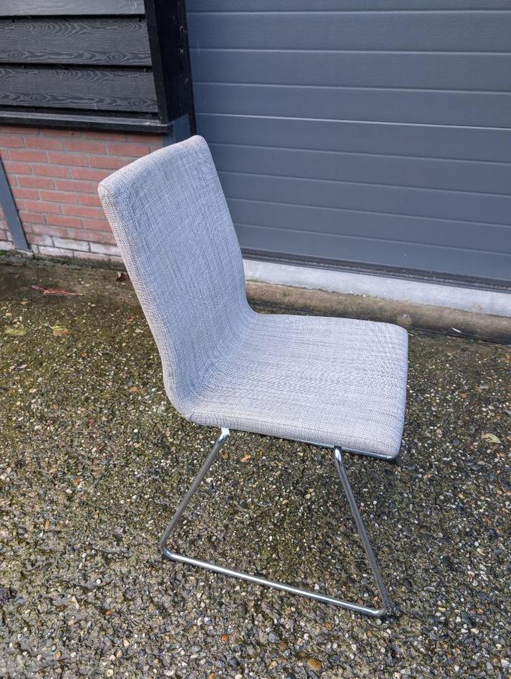 Twee grijze eetkamerstoelen, Huis en Inrichting, Stoelen, Gebruikt, Twee, Stof, Grijs, Ophalen