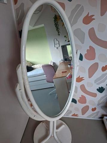 Retro vintage rotan manou witte staande passpiegel ovaal beschikbaar voor biedingen