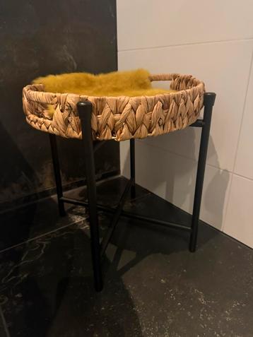 Leuk bijzettafeltje met rieten blad beschikbaar voor biedingen