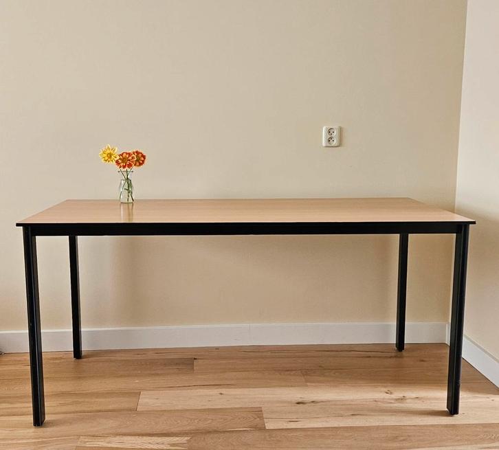 Kunstof bureau met hout nerf patroon en zwarte metalen poten, Huis en Inrichting, Tafels | Sidetables, Gebruikt, 75 cm of meer