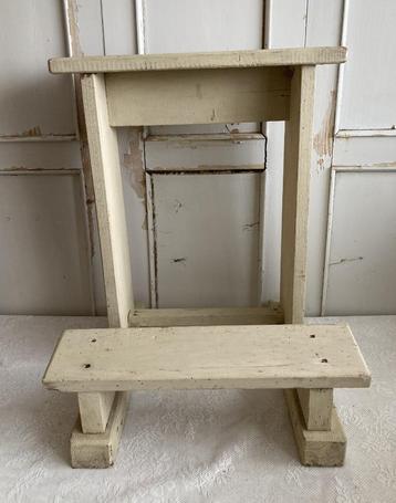 Brocante oud wit houten bidstoeltje beschikbaar voor biedingen