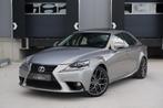 Lexus IS 300H 2.5 Hybrid ORG NL Dakje 19” Dealer Onderhouden, Auto's, Lexus, Automaat, Achterwielaandrijving, Leder en Stof, 23 km/l