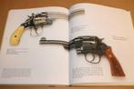 Revolvers & Pistolen — Voor Liefhebbers en Verzamelaars, Ophalen of Verzenden, Tweede Wereldoorlog, Zo goed als nieuw, Overige onderwerpen