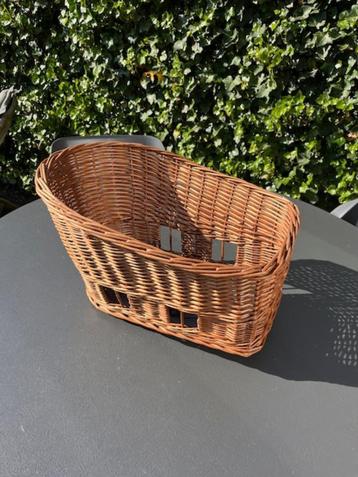 Rieten fietsmand voor de hond beschikbaar voor biedingen