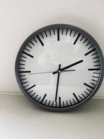 goed werkende grote stationsklok wandklok 30 cm, Ophalen of Verzenden, Zo goed als nieuw, Analoog, Wandklok