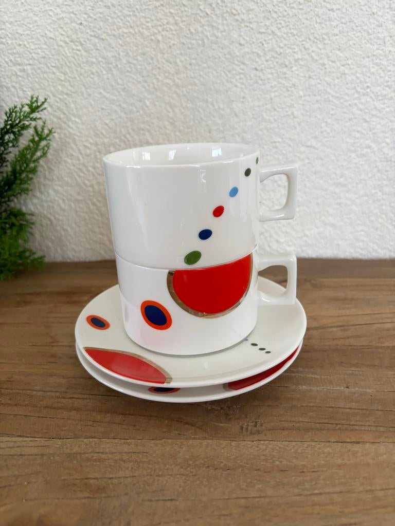 Twee kop en schotels met vrolijk design, Huis en Inrichting, Keuken | Servies, Gebruikt, Ophalen of Verzenden, Overige stijlen