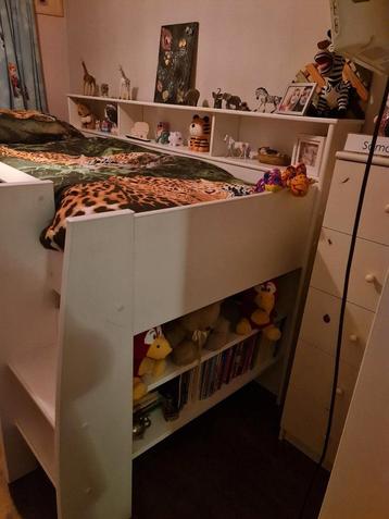 Halfhoogslaper met bureau en veel opbergruimte  beschikbaar voor biedingen
