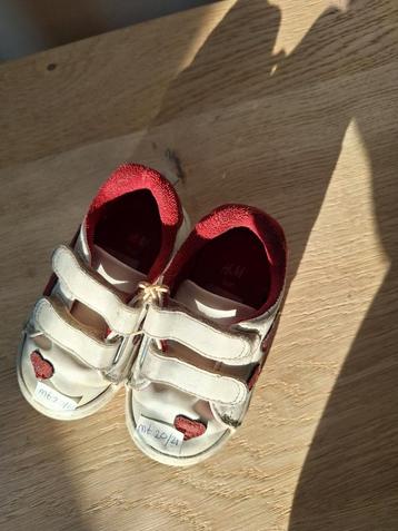 H&M witte klittenband schoenen maat 20/21 met hartjes beschikbaar voor biedingen