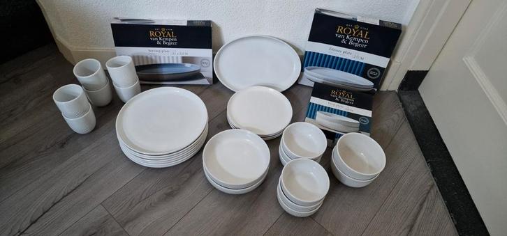 Divers ah royal van kempen en begeer servies borden kommen, Huis en Inrichting, Keuken | Servies, Zo goed als nieuw, Compleet servies