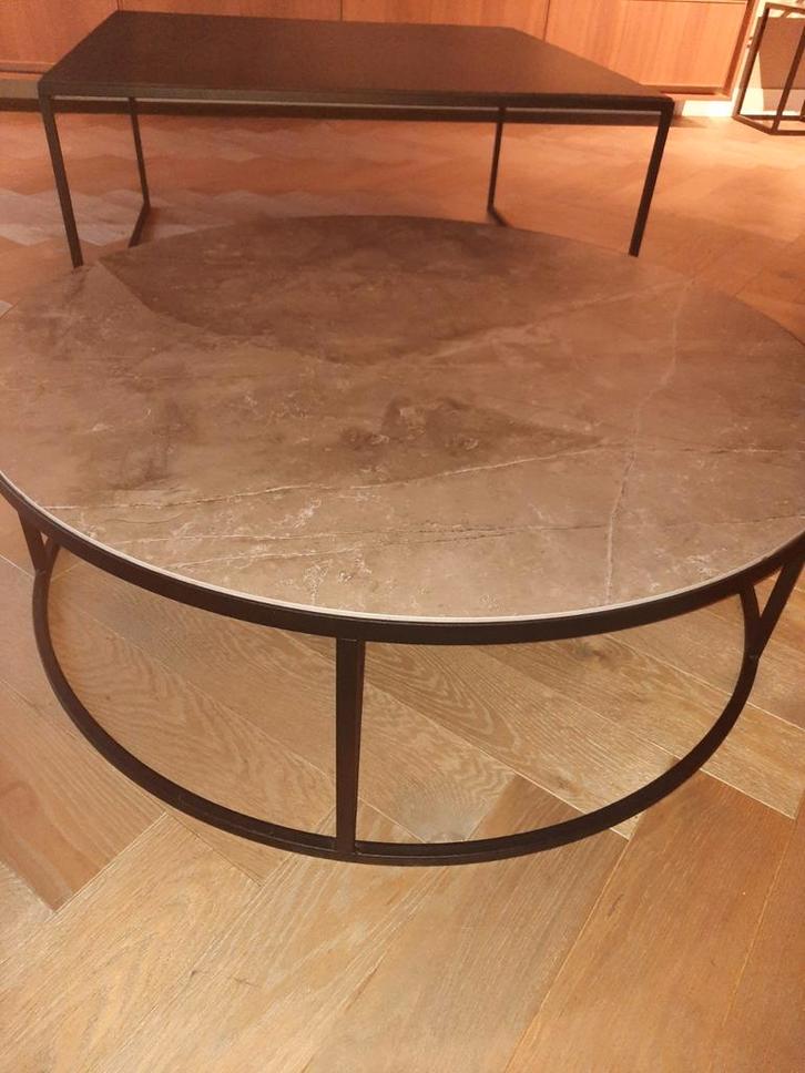 Ronde salontafel met marmeren blad en zwarte metalen poten, Huis en Inrichting, Tafels | Salontafels, Zo goed als nieuw, Minder dan 50 cm