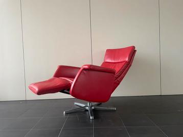 Twee rode leren relax fauteuils / relaxstoelen op stervoet beschikbaar voor biedingen