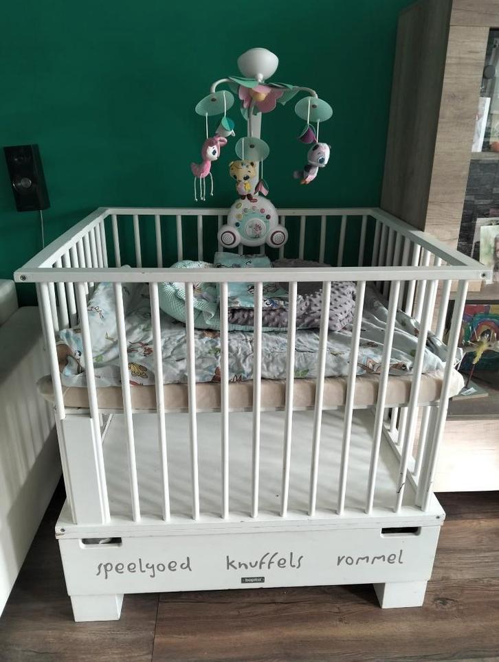 BABYLEDIKANT + MATRAS + TINY LOVE MOBIEL–€25, Kinderen en Baby's, Babywiegjes en Ledikanten, Gebruikt, Ledikant, Ophalen