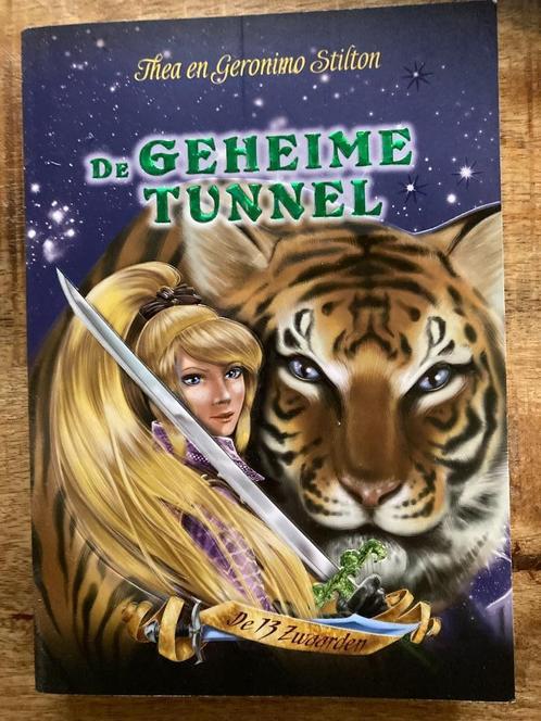 Boek Thea en Geronimo Stilton – De geheime tunnel, Boeken, Kinderboeken | Jeugd | 10 tot 12 jaar, Zo goed als nieuw, Fictie, Ophalen of Verzenden