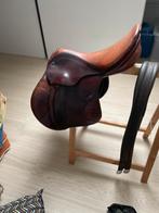 Stubben Roxanne springzadel in prima staat. Redwood, 17,5 “, Dieren en Toebehoren, Paarden en Pony's | Zadels, Ophalen, Gebruikt