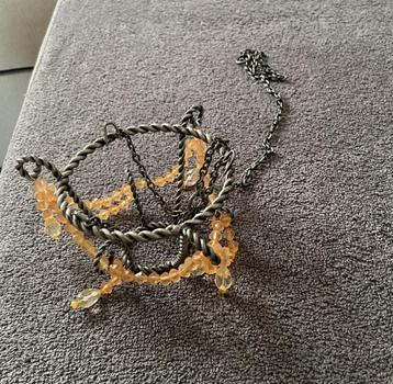 metalen mandje met lange metalen ketting, mozaiek schaaltje beschikbaar voor biedingen