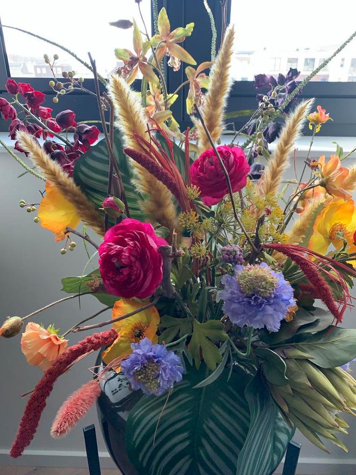 Glazen pot met zijden bloemen op standaard, Huis en Inrichting, Woonaccessoires | Vazen, Zo goed als nieuw, Overige kleuren, 50 tot 75 cm