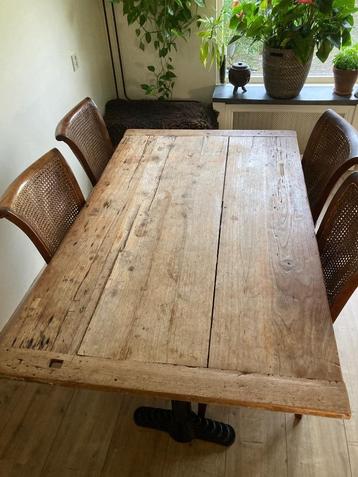Tafel met gietijzeren poten Brocante hardhouten blad beschikbaar voor biedingen
