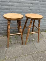 Twee oude houten krukken landelijke stijl kruk, Ophalen, Gebruikt, Hout