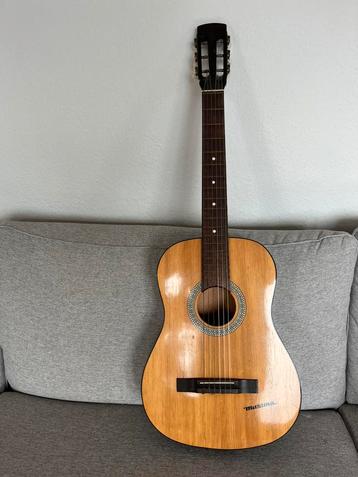 Gitaar kleiner formaat beschikbaar voor biedingen