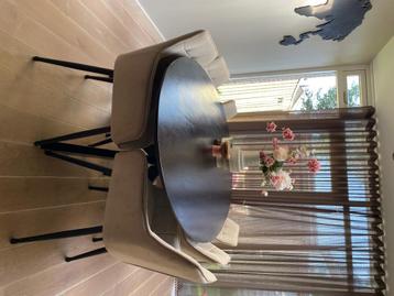 Ovale zwarte houten tafel 