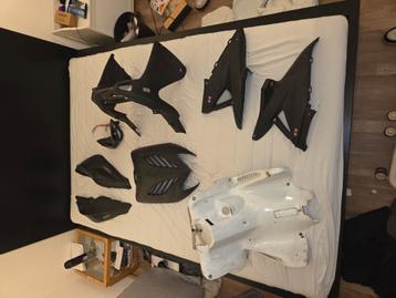 Partij onderdelen yamaha aerox en diverse beschikbaar voor biedingen