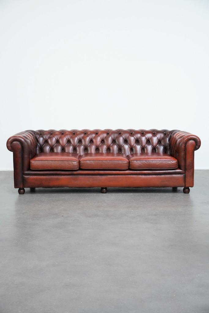 Roodbruine rundleren chesterfield 3 zits bank, Engelse stijl, Huis en Inrichting, Banken | Bankstellen, Gebruikt, Rechte bank