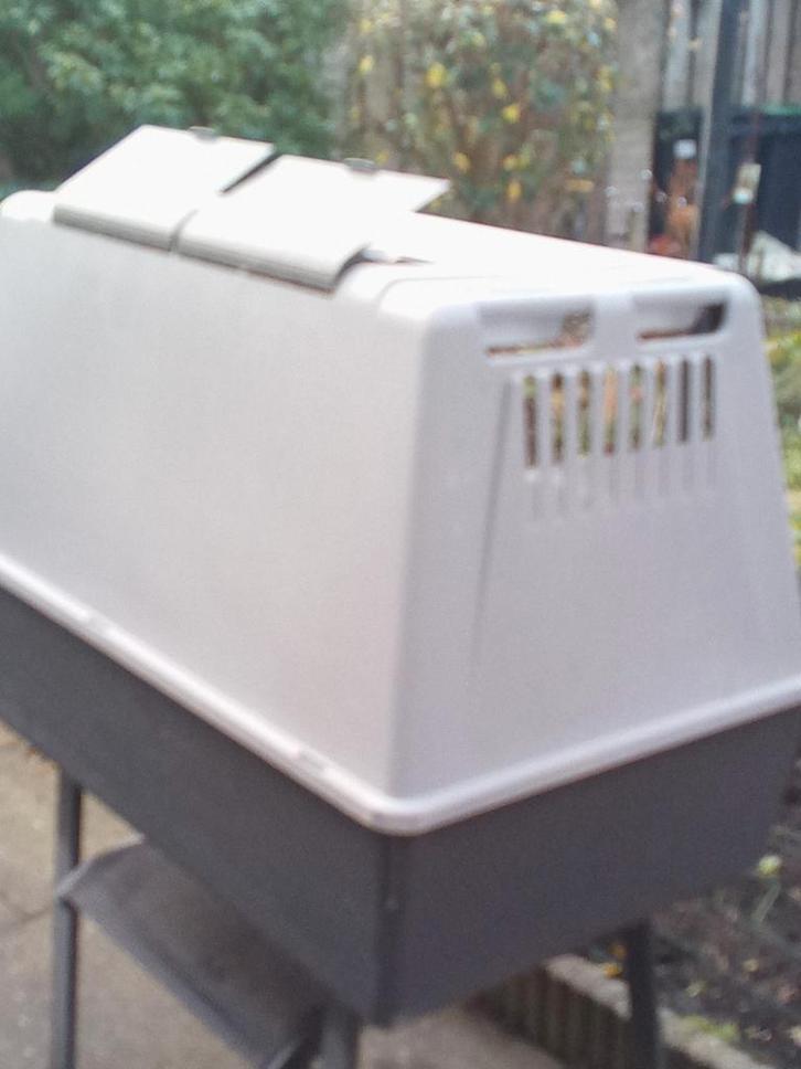 Kunststof Honden Bench 17.50, Dieren en Toebehoren, Hondenbenches, Zo goed als nieuw, Ophalen