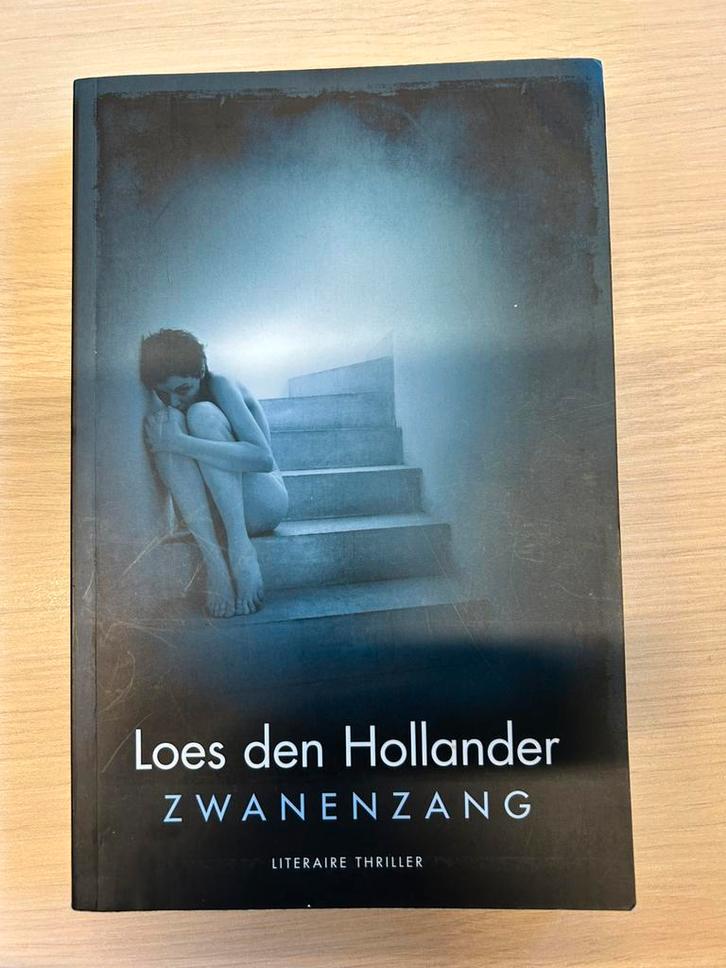 Loes den Hollander thriller boek titel Zwanenzang, Boeken, Thrillers, Gelezen, Nederland, Ophalen of Verzenden