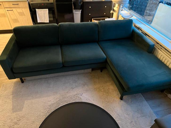 Velvet groene bank, (chaise longue), Huis en Inrichting, Banken | Bankstellen, Gebruikt, Hoekbank, Driepersoons, 250 tot 300 cm