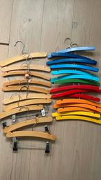 21 Houten kledinghangers + 4 broekhangers, Ophalen of Verzenden, Zo goed als nieuw, Jongen of Meisje