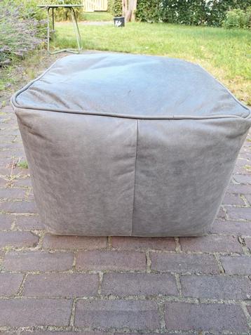 Poef beschikbaar voor biedingen