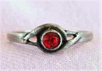 Vintage zilveren ring met helder rood steentje (165 A) beschikbaar voor biedingen