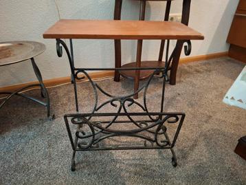 Vintage Krantenbak/Lectuurbak met Houten Blad beschikbaar voor biedingen