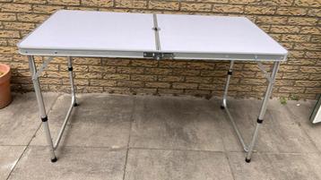 Opvouwbare kampeertafel beschikbaar voor biedingen