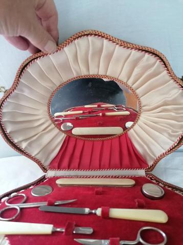 rockabilly vintage manicure set in mooie box/doos izgst beschikbaar voor biedingen