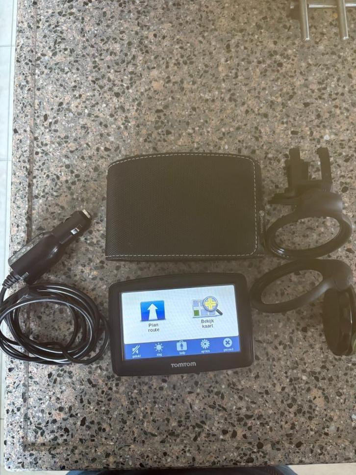 TomTom XL +cover(s), oplaadsnoer (auto en USB) + bevestiging, Auto diversen, Autonavigatie, Gebruikt, Ophalen of Verzenden