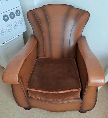 Mooie vintage lederen fauteuil met stoffen zitkussen beschikbaar voor biedingen
