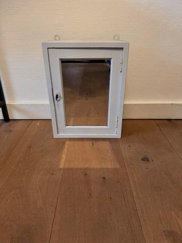 Vintage Medicijnkastje / Toiletkastje beschikbaar voor biedingen