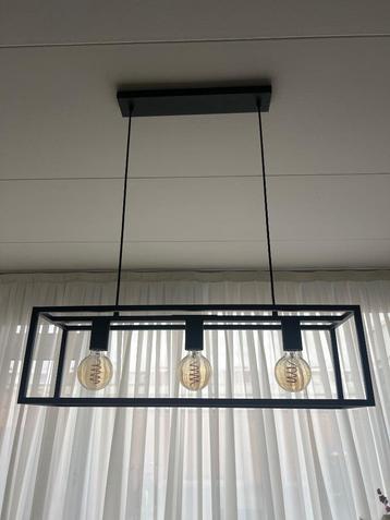 Mooie zwarte hanglamp met metalen frame en 3 fittingen  beschikbaar voor biedingen
