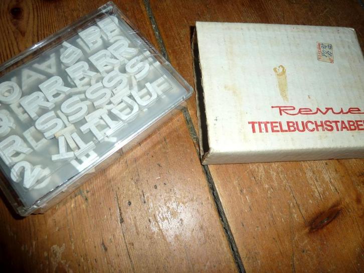 8mm film Titel Letters van Revue in plastic doosje -, Audio, Tv en Foto, Filmrollen, 8mm film, Verzenden