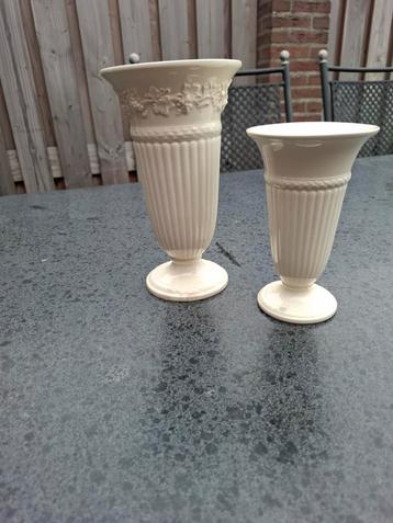 Wedgwood Edme Vazen - 22 & 17 cm - Met Relief beschikbaar voor biedingen