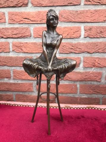 prachtig bronzen beeld, dame op hoge kruk beschikbaar voor biedingen