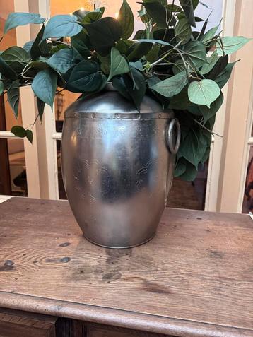 Mooie decoratieve vaas beschikbaar voor biedingen