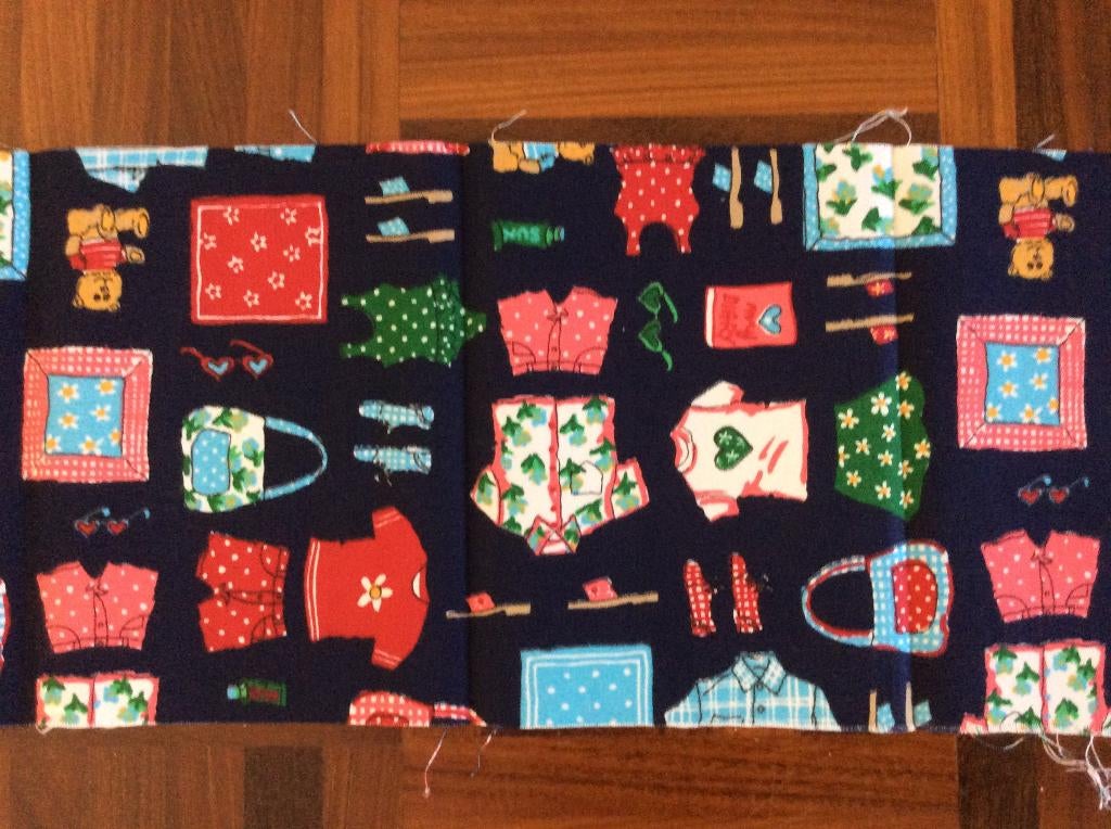 strookje stof  motief: poppen kleertjes, Ophalen, 120 cm of meer, Zo goed als nieuw, Katoen